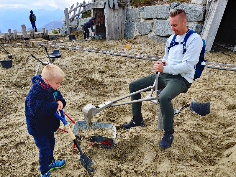 Spelen in de zandbak in Serfaus Murmliwasser