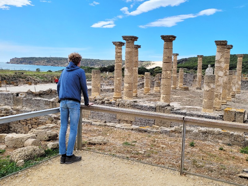 Zeb vindt de ruïnes van de Romeinse stad Baelo Claudia zeer interessant