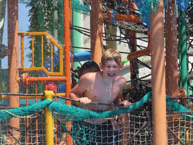 Zeb in de waterspeeltuin van Aqualand Village