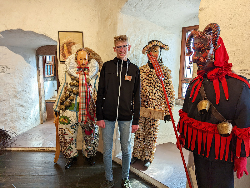 Zeb tussen de carnavals figuren
