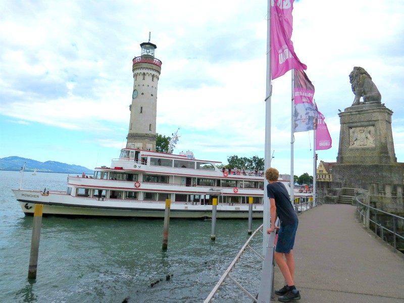 Zeb bij de beroemde haven van Lindau in de Bodensee