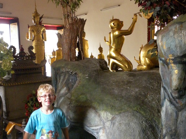 Zeb bij een gouden aap in een tempel in Bangkok