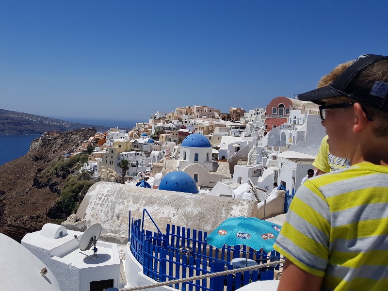 Zeb bewondert het uitzicht in Oia