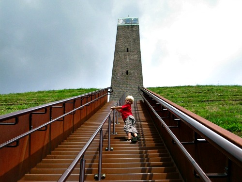 Zeb beklimt de Pyramide van Austerlitz