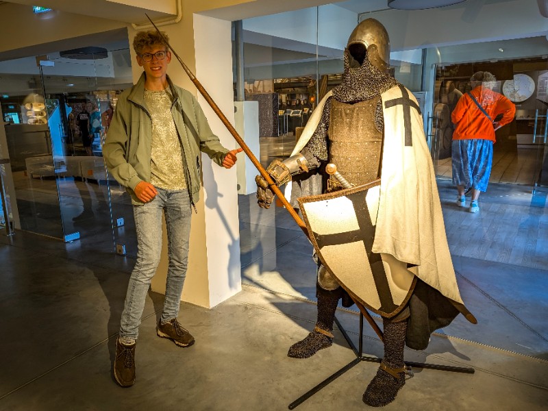 Zeb bij een Dutise ridder in het kasteelmuseum