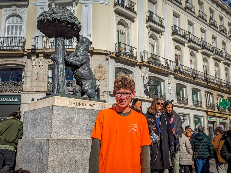 Zeb bij het beeld van de beer bij Puerta del Sol in Madrid
