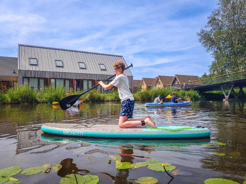 De mooie vakantievillas van het vakantiepark liggen direct aan het water. Hier kun je heerlijk suppen en zwemmen!