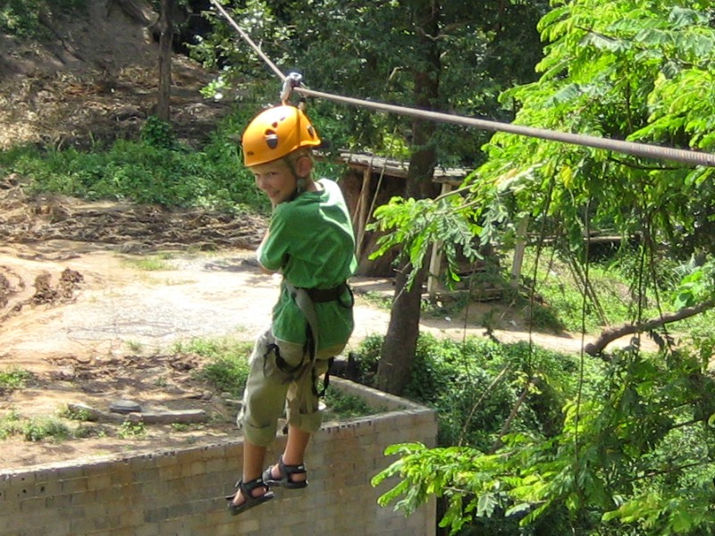Zeb tokkelt over de rivier