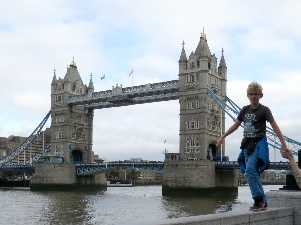 Zeb voor de Tower Bridge in Londen