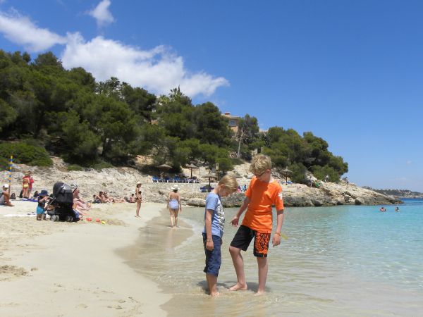 Zeb en Tycho op een klein strandje op Mallorca
