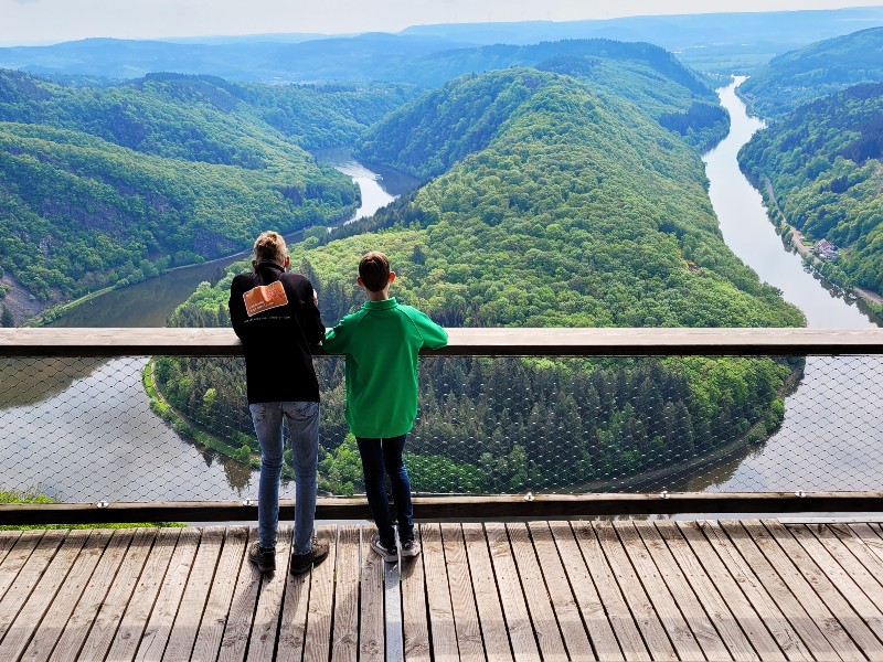 Zeb en Tycho bewonderen de Saarschleife in het Saarland