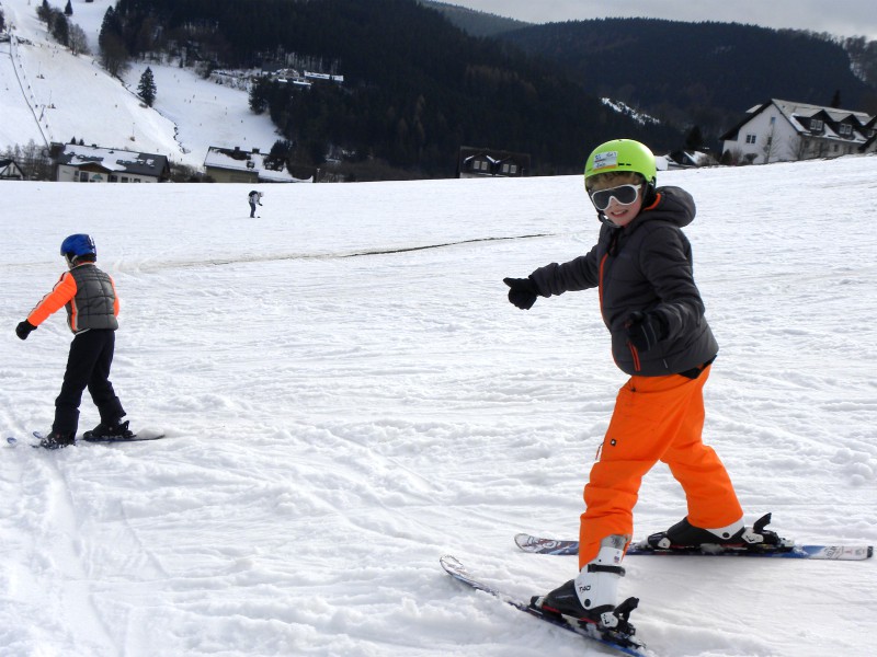 Zeb en Tycho op de skipiste in Willingen