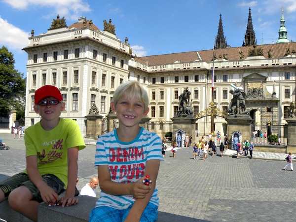 Bij het paleis in Praag
