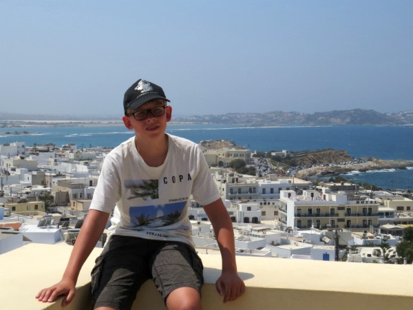 Zeb poseert op een terras met uitzicht over Chora