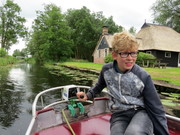 Zeb bestuurt het fluisterbootje in de Weerribben