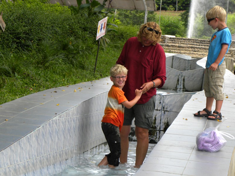 Zeb is in het warme water van de hotsprings gevallen