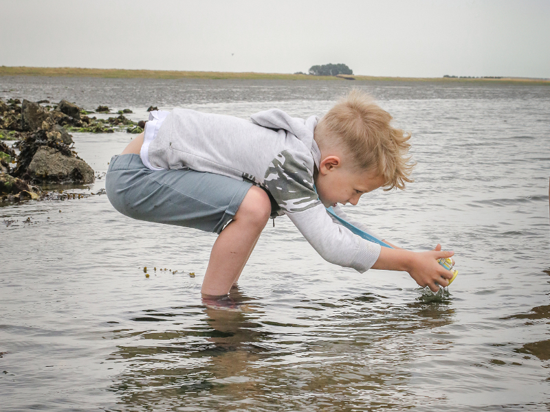 Kind speelt met de waterproofcamera van Kids Tech World