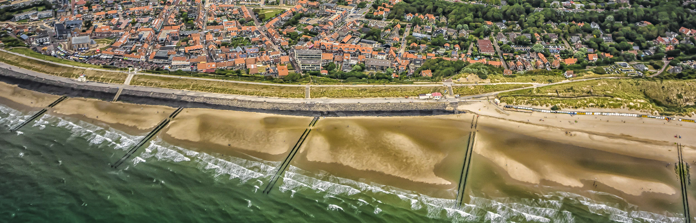 Het Zeeuwse strand van bovenaf bezien