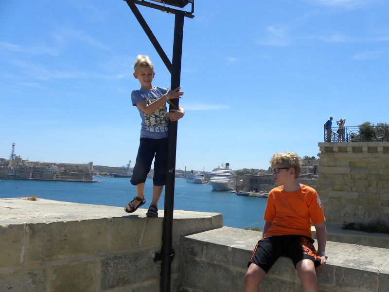 Zicht op de baai en haven van La Valetta op Malta