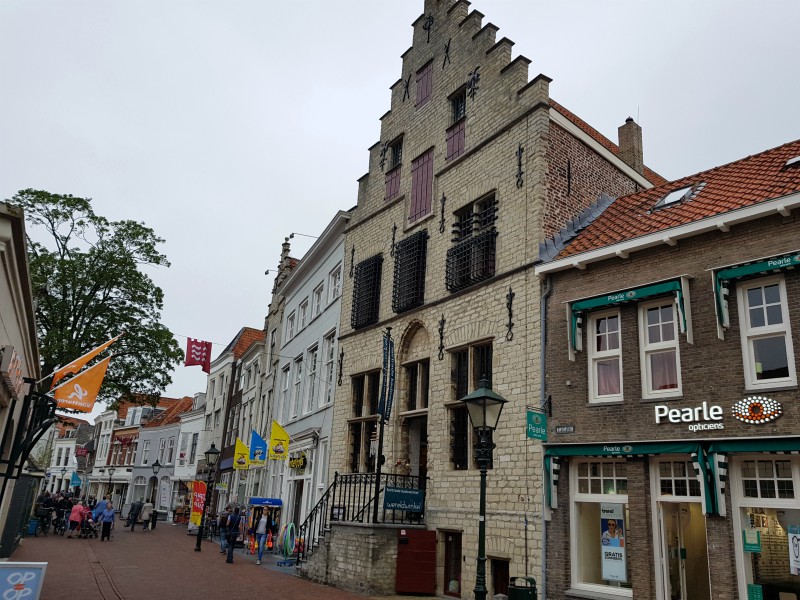 De winkelstraat met ook een speelgoedwinkel