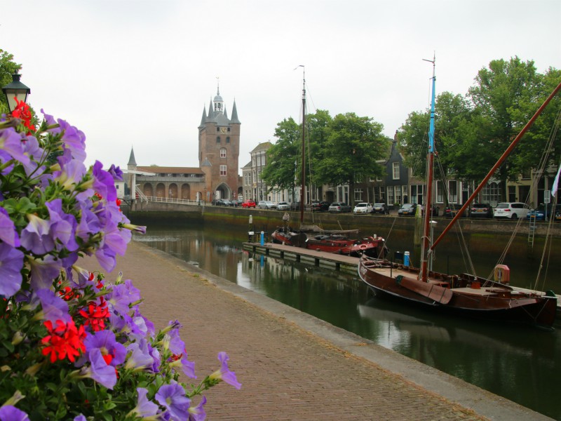 De oude haven met de havenpoort