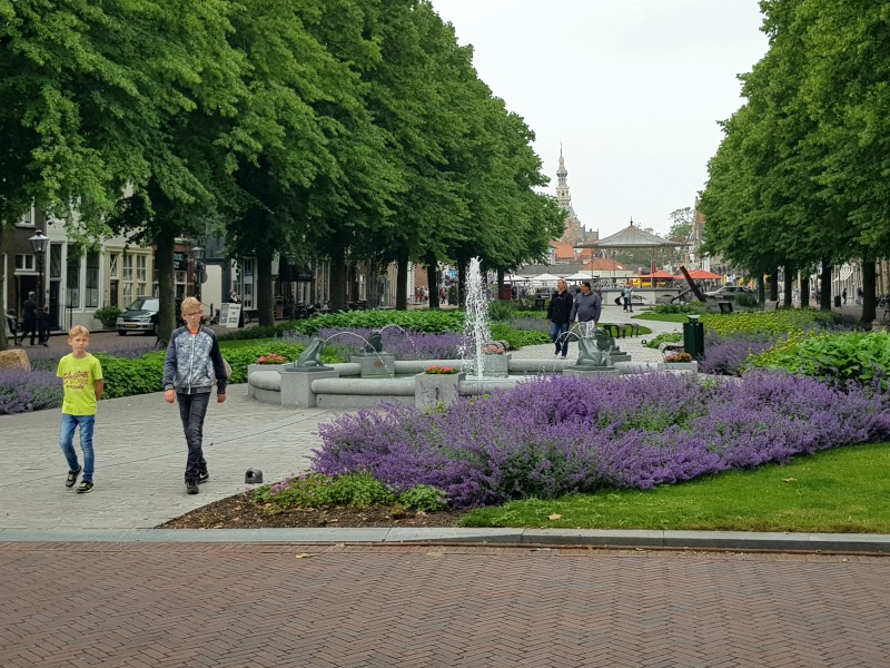 Via het park lopen we naar de oude haven
