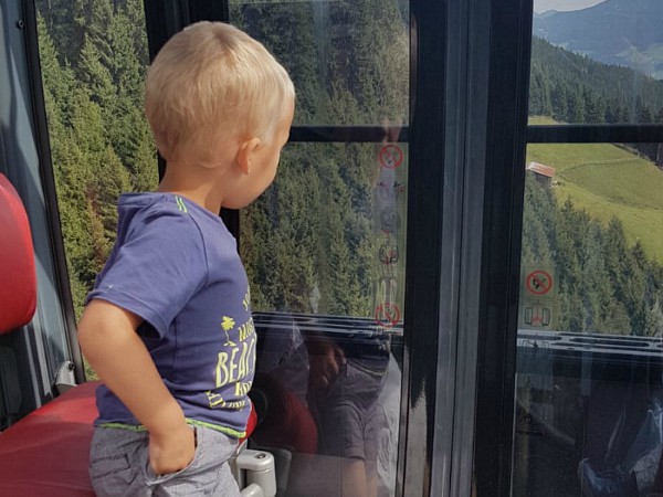 Peuter in de Spieljochbahn gondel