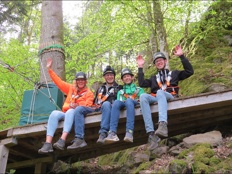 Met zijn viertjes op een platvorm van de  Hirschgrund Zipline