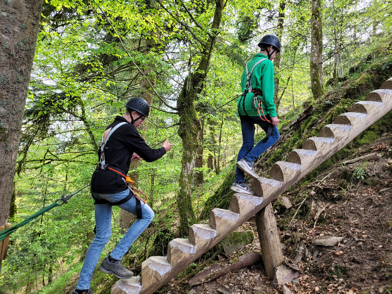 Op weg naar de volgende zipline beklimmen we deze gave trap
