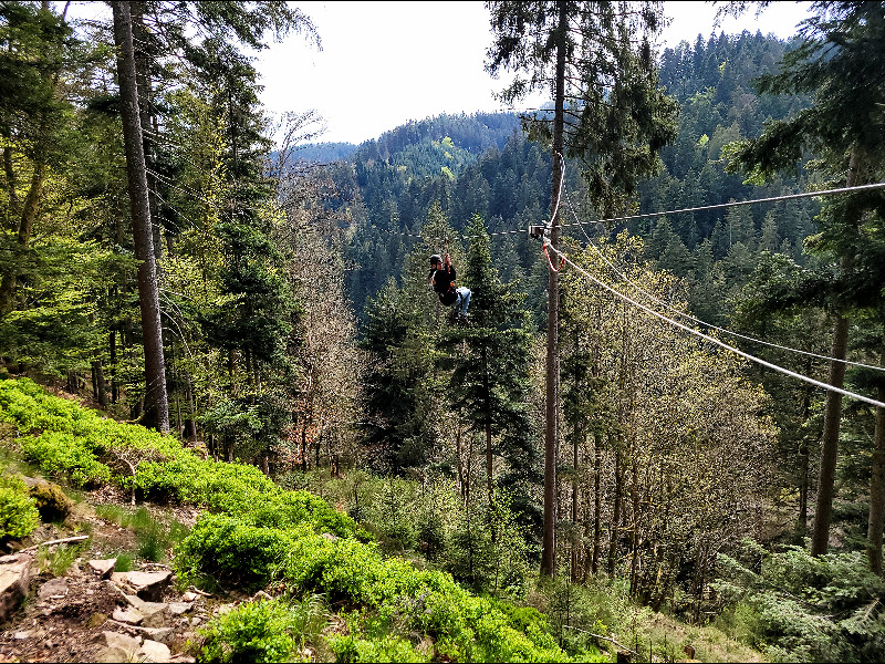 Zeb aan de 570 meter lange zipline