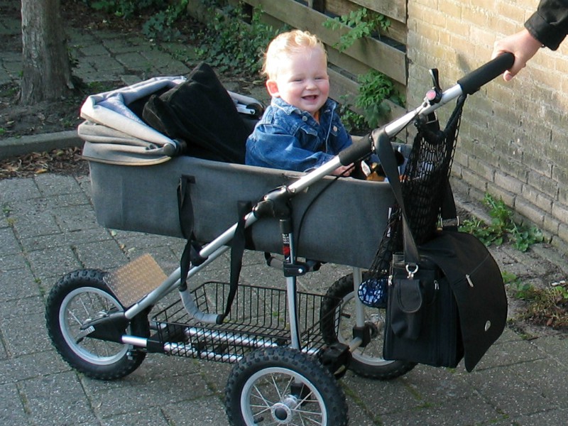 Onze baby Zeb wilde al snel zitten in de kinderwagen