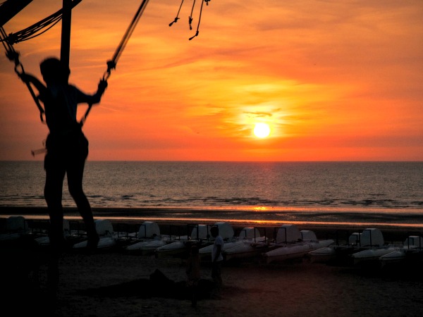 Trampolinespringen bij zonsondergang in Koksijde