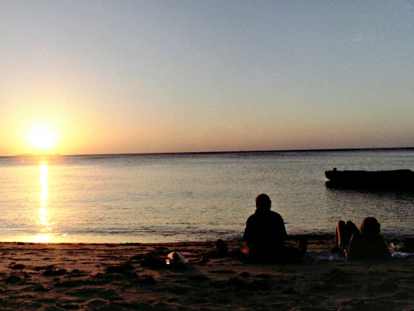 We genieten van de zonsondergang op het strand van Zanzibar