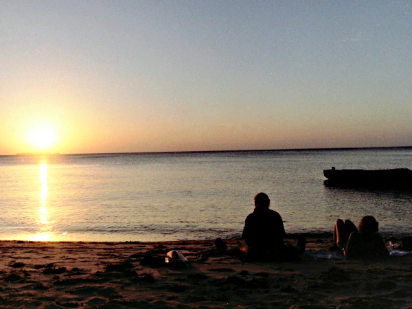 We genieten van de zonsondergang op het strand van Zanzibar