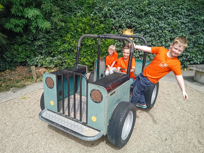 De kids springen in een Jeep en wanen zich in de jungle in Zoo des Sables