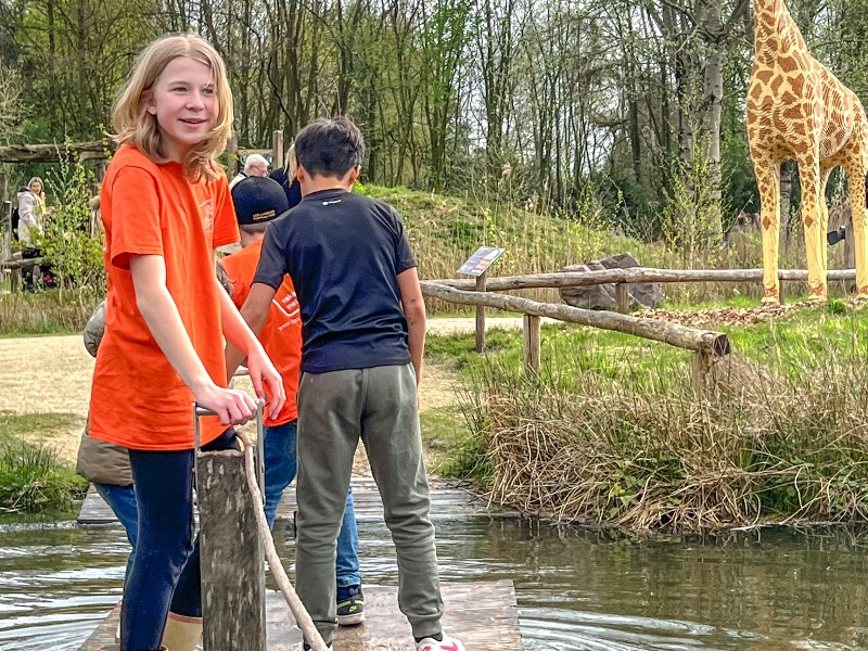 Het wandelen wordt ook regelmatig onderbroken door leuke avonturenpaadjes of bijvoorbeeld dit Pontje.