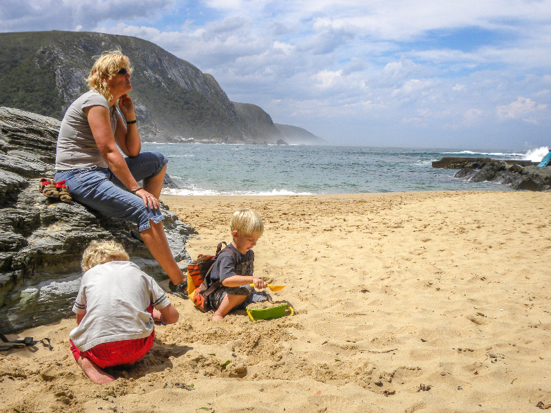 Sabine en de jongens op het strand in Zuid Afrika