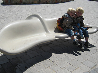 Zeb en Tycho op het walvisbankje in Hermanus