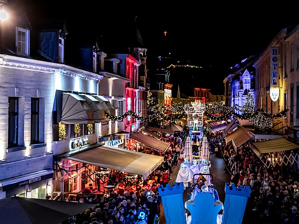 De kerstparade in het gezellige Valkenburg