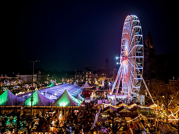 Het reuzenrad van Magisch Maastricht op het Vrijthof
