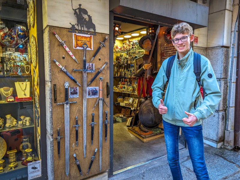 Eén van de vele souvenirwinkels met zwaarden