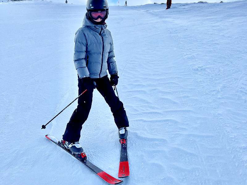 Lara aan het skiën