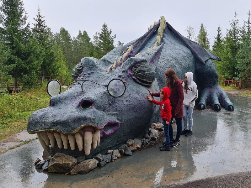 We aaien een draak in een pretpark in Zweden