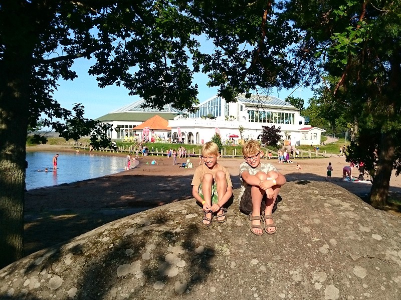 Zeb en Tycho op de rots bij het strand van Västervik Resort