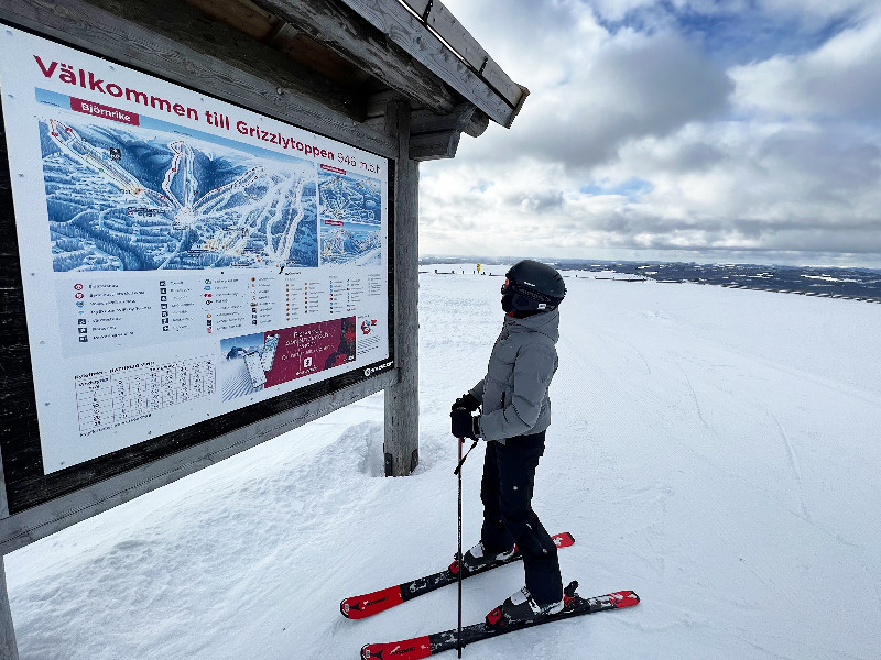 Lara bekijkt de pistekaart van Bjornrike
