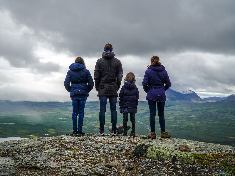 Het gezin van Kim kijkt uit over het ruige landschap van Zweeds Lapland tijdens hun zomervakantie