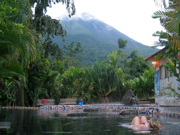 Hoe bijzonder: een zwembad met uitzicht op de uitbarstende vulkaan Arenal