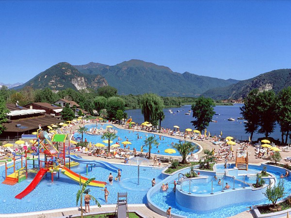 Zwembad van Camping Isolino met uitzicht op Lago Maggiore