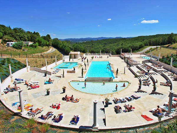 Zwembad met uitzicht op de omgeving