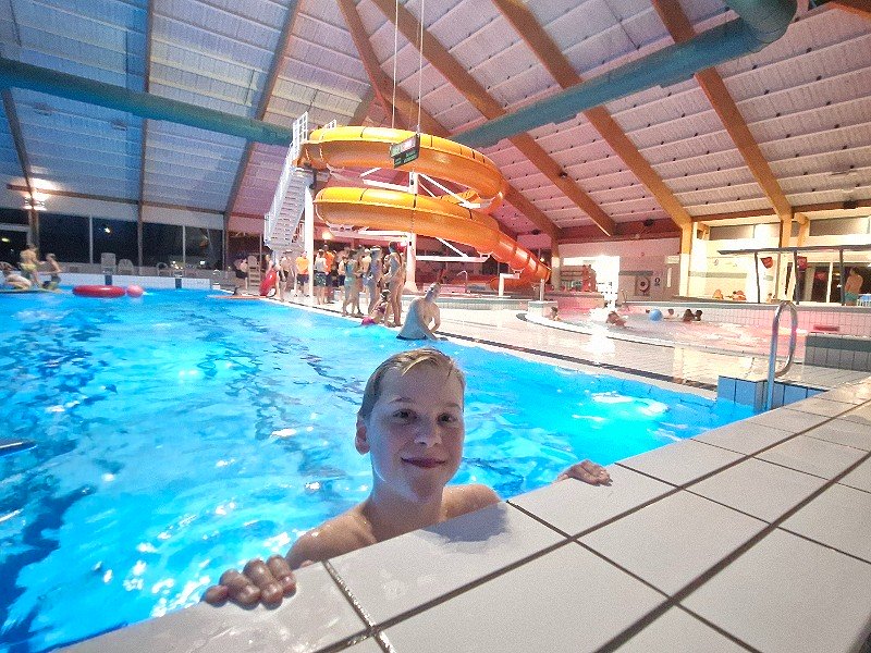 Zwemmen in het zwembad van Europarcs Enkhuizerstrand